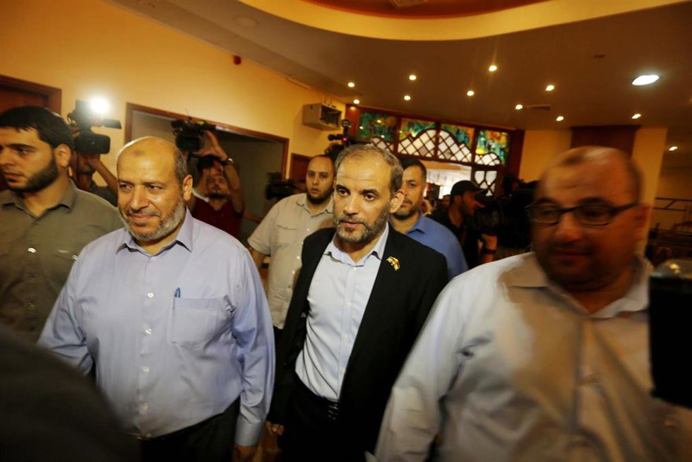 Archivo - En el centro de la imagen, Husam Badran, dirigente de Hamás
