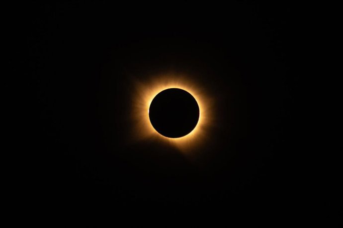 Eclipse solar total de 2026, a 12 de agosto de 2026, en Burgos, Castilla y León (España). Este es el primer eclipse total de Sol visible desde la península Ibérica en más de un siglo. La franja de totalidad cruza España de oeste a este y pasa por numerosa