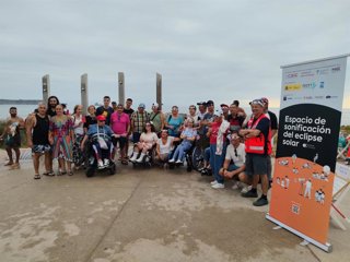 Personas con discapacidad disfrutan del eclipse en Liencres