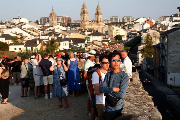 Varias personas durante el eclipse solar total de 2026, a 12 de agosto de 2026, en Lugo.