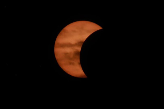 Imágenes del eclipse solar total en Málaga.