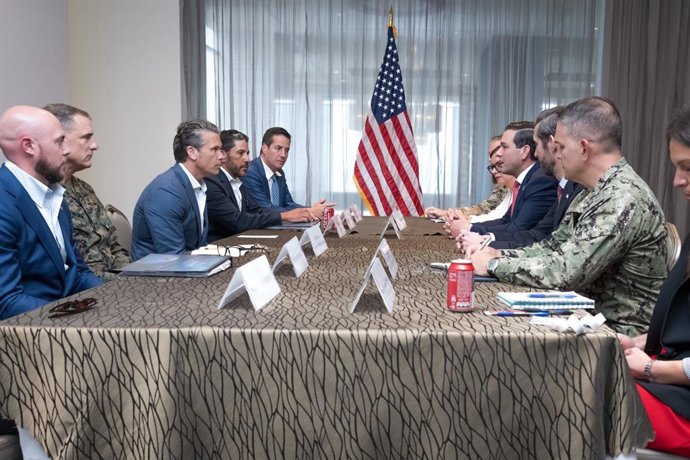 No centro da imagem, o chefe do Pentágono, Pete Hegseth