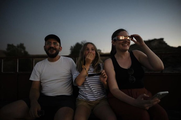 Un grupo de personas disfrutan de la visión del eclipse en Villalba del Rey (Cuenca).