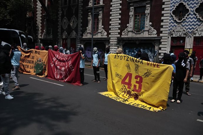 Archivo - Acto de protesta por la desaparición y muerte de los 43 estudiantes de Ayotzinapa en México
