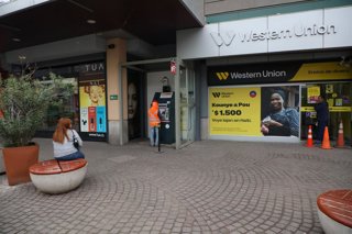 Santiago 22 de mayo 2025. El hecho delictual afecto a una sucursal de Western Union ubicada en calle Libertador Bernardo OÕHiggins en la comuna de Quilicura. Dragomir Yankovic/Aton Chile