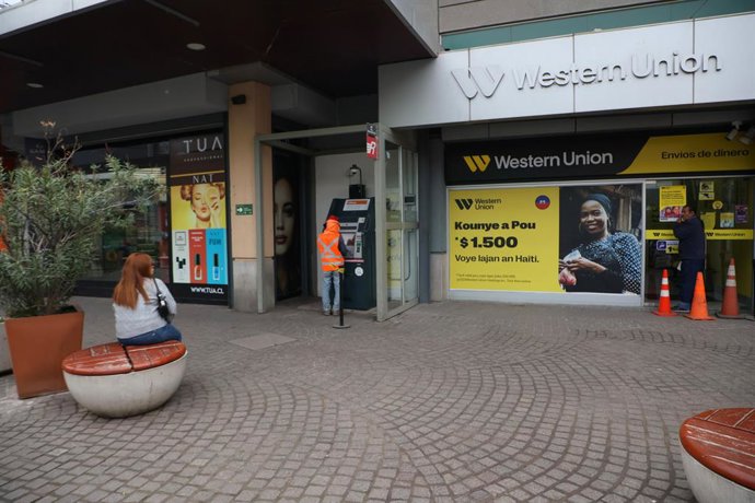 Santiago 22 de mayo 2025. El hecho delictual afecto a una sucursal de Western Union ubicada en calle Libertador Bernardo OÕHiggins en la comuna de Quilicura. Dragomir Yankovic/Aton Chile