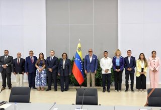 Archivo - Participantes de las conversaciones entre la Asamblea Nacional de Venezuela y el Parlamento opositor paralelo constituido en 2015