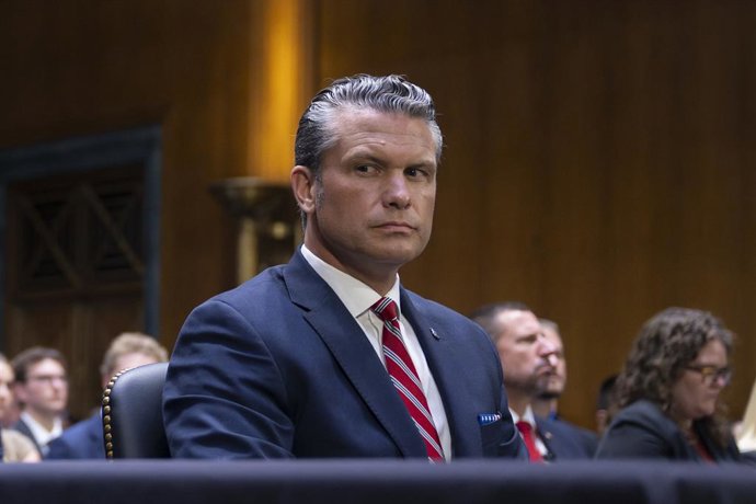23 de julho de 2026, Washington, D.C., Estados Unidos da América: O secretário de Defesa dos EUA, Pete Hegseth, ouve uma pergunta durante seu depoimento perante a Comissão de Apropriações do Senado, no Capitólio, em 21 de julho de 2026, em Washington, D.C