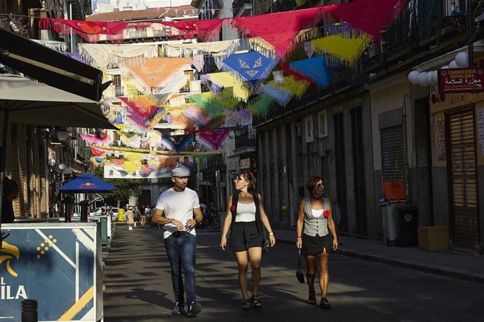 Archivo - Varias personas en la calle, durante el penúltimo día de las Fiestas de la Paloma 2025, a 16 de agosto de 2025, en Madrid (España).