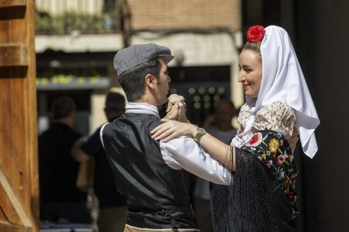 Pareja de chulapos bailando (imagen de archivo)