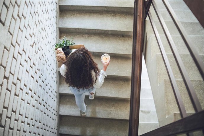Archivo - Imagen de recurso de una persona subiendo escaleras.