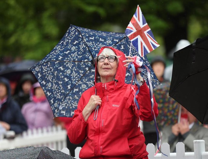 Archivo - Una ciudadana británica portando la bandera de Reino Unido