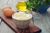 Foto: Los alimentos del verano que te pueden hacer acabar en Urgencias (y algunos están en casi todas las neveras)