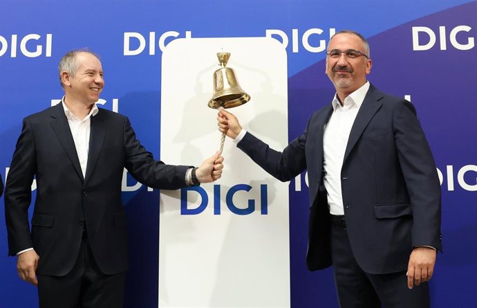 El consejero delegado de DIGI, Marius Varzaru (d), durante la celebración del tradicional acto del toque de campana con motivo del debut de la compañía de telecomunicaciones Digi en la Bolsa española, a 16 de julio de 2026, en Madrid (España). Este aconte