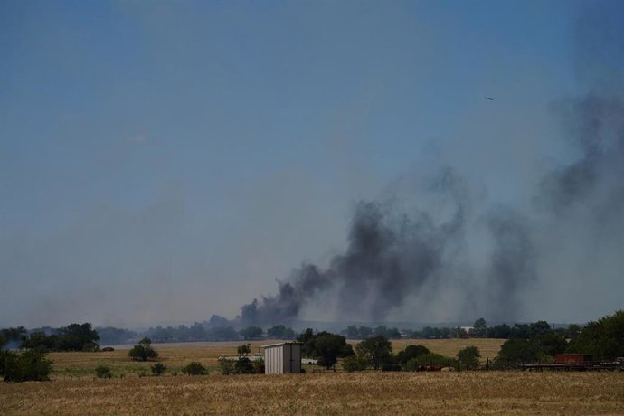 Humo procedente del helicóptero estadoundiense que se estrelló en Salado, Texas.