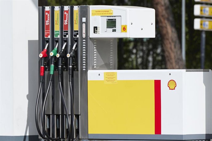 Archivo - Surtidores en una gasolinera