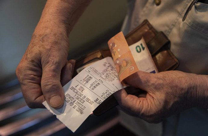 Archivo - Detalle de un ticket de la compra en un mercado de abastos en imagen de archivo.