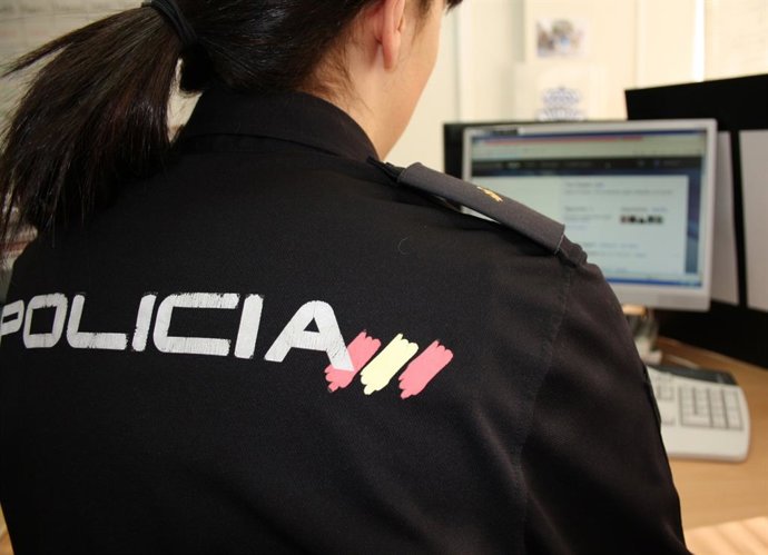 Archivo - Policía Frente A Un Ordenador 
