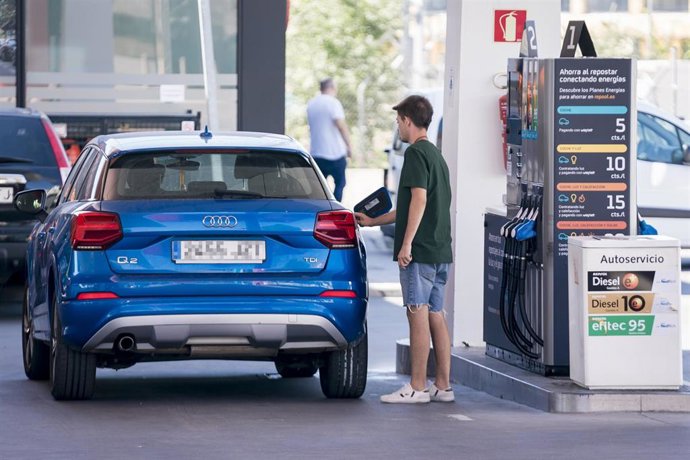 Archivo - Una persona reposta en una gasolinera, a 28 de julio de 2023, en Móstoles, 