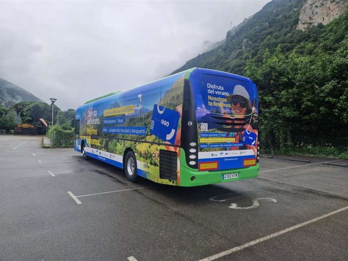 Archivo - Uno de los autobuses con la campaña 'Disfruta del verano. Nosotros te llevamos' que circulará estos meses por Asturias