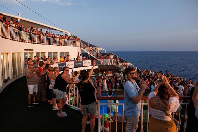 Pasajeros del ferri Ibiza-Valencia ven el eclipse desde el barco en una jornada organizada por Trasmed y la UV