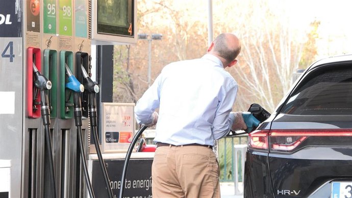 Archivo - Hombre repostando combustible.