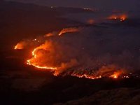 Preocupación en Riglos (Huesca) por el avance de las llamas hacia San Juan de la Peña tras una noche "muy complicada"