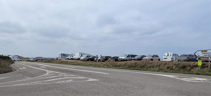 Zona de Verdicio, en Gozón, con varios vehículos estacionados