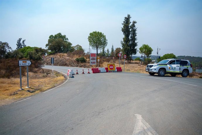 Carretera de acceso cortada por el incendio de Niebla (Huelva) en la localidad de Aznalcóllar alcanzando las llamas a la provincia de Sevilla.