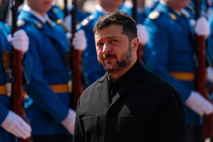 8 de agosto de 2026, Sérvia, Belgrado: O presidente da Ucrânia, Volodymyr Zelensky, passa em revista a guarda de honra durante uma cerimônia de boas-vindas em frente ao Palácio da Sérvia. Foto: Marko Dimic/ZUMA Press Wire/dpa