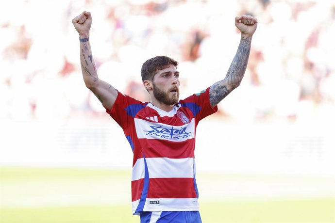 Archivo - Giorgi Tsitaishvili of Granada CF scores the first goal of the match during the Spanish league, LaLiga Hypermotion, football match played between Granada CF and CD Castellon, at Nuevo Los Carmenes stadium on May 25, 2025, in Granada, Spain.