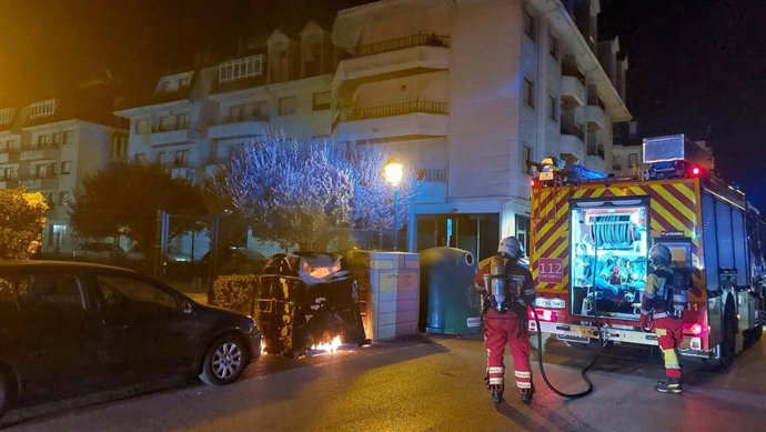 Bomberos del Gobierno de Cantabria sofocan el incendio de un contenedor en Colindres.