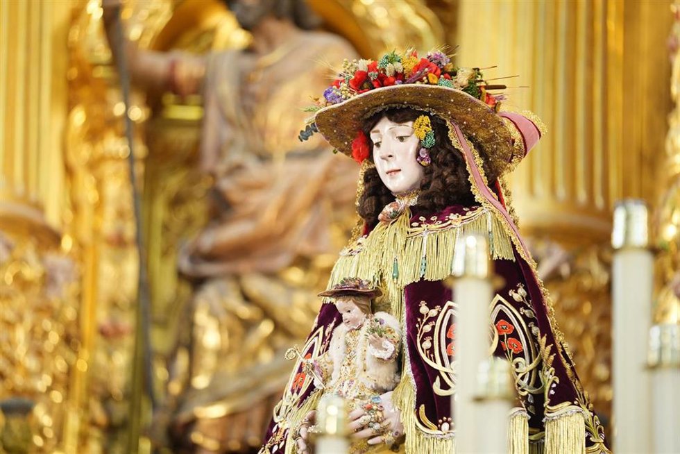 La Virgen del Rocío vestida de Pastora en su Santuario. 