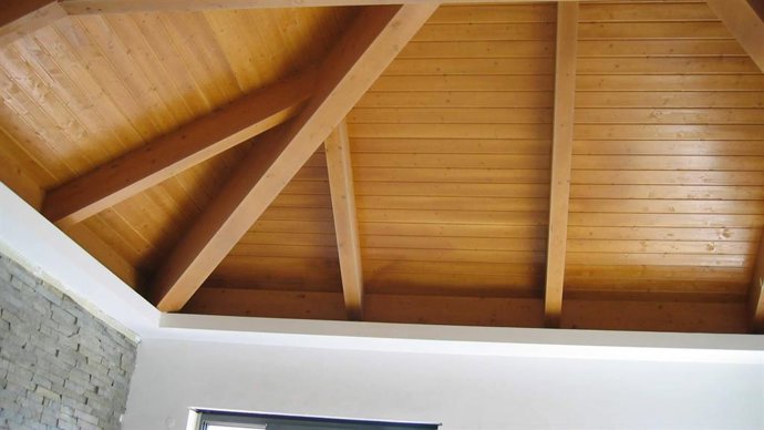 La alternativa ligera de Caliplac para devolver la firmeza a los tejados antiguos con paneles sándwich de madera