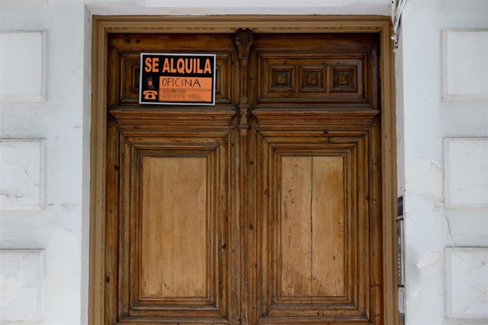 Archivo - Un cartel de ‘SE ALQUILA’.