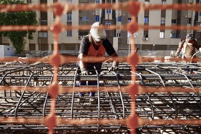 Archivo - Operario de la construcción en una obra