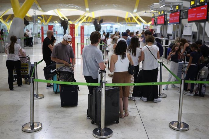 Varias personas en el Aeropuerto Adolfo Suárez Madrid-Barajas, a 31 de julio de 2026, en Madrid (España). 