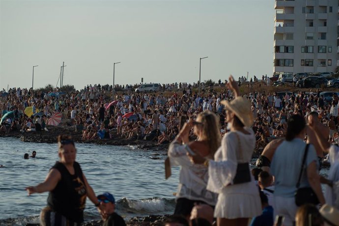 Decenas de personas durante el eclipse solar total de 2026.
