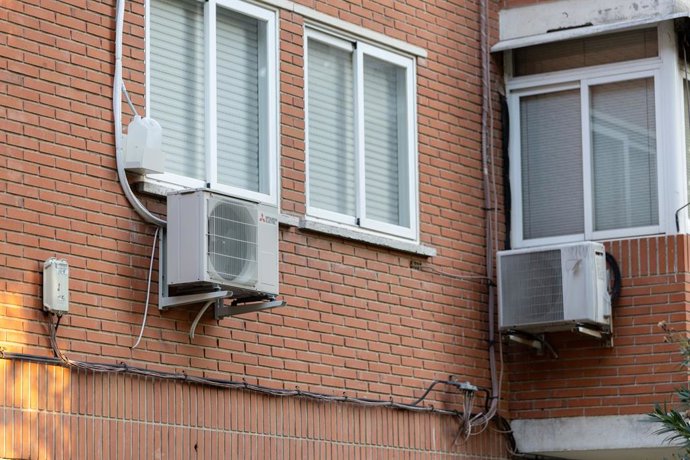 Archivo - Arquivo - Vários aparelhos de ar-condicionado em uma fachada, em 4 de agosto de 2025, em Madri (Espanha). De acordo com a Agência Internacional de Energia, até 20% dos lares europeus já dispõem de ar-condicionado (em comparação com 90% nos EUA),