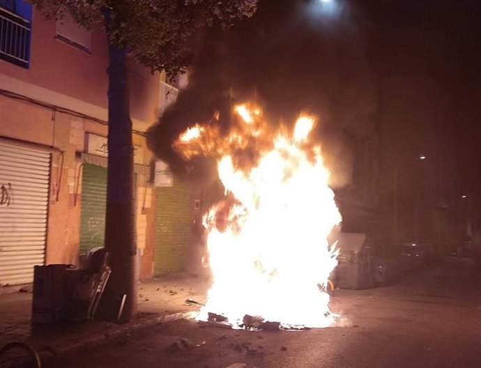 Un incendio de contenedores daña cuatro vehículos y fachadas en Palma.