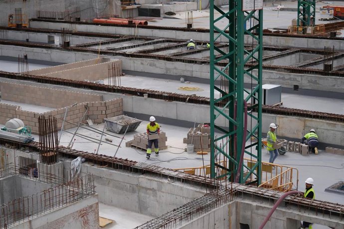 Archivo - Varios trabajadores de la construcción en Barcelona