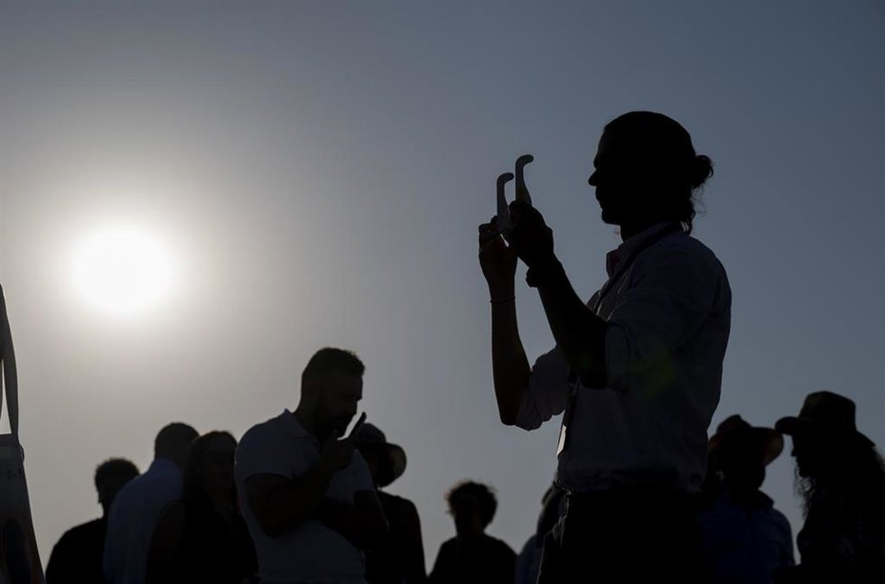 Varias personas durante el Eclipse total de Sol, en el Observatorio de Yebes, a 12 de agosto de 2026, en Yebes, Guadalajara, Castilla-La Mancha (España).