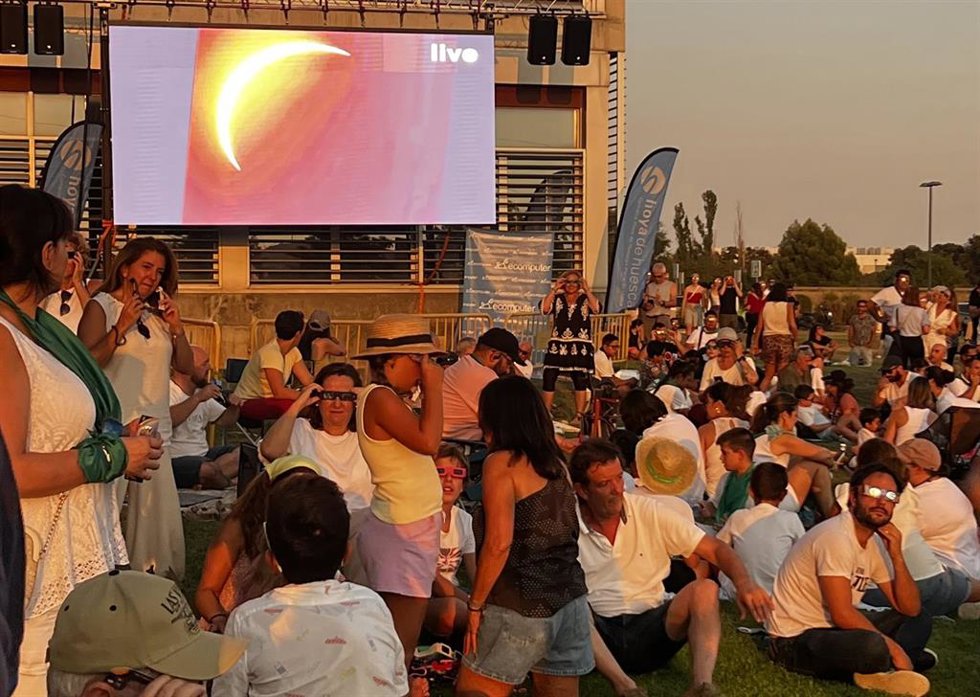 Los oscenses observaron en eclipse en el Planetario de Aragón.