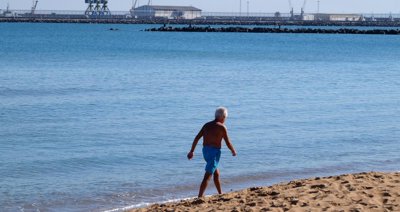 La Guardia Civil empieza a colocar una nueva barrera marítima en el dique sur de Melilla