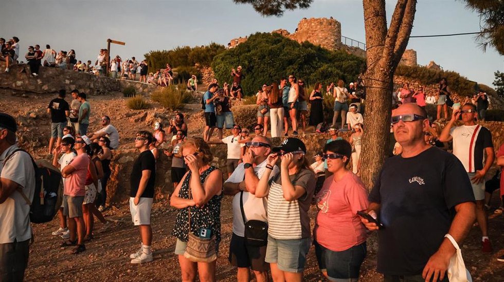 Asistentes contemplan el eclipse desde el Castillo de las 300 Torres de Onda (Castellón)