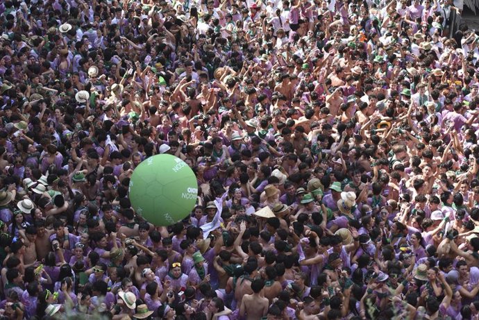 Numerosas personas durante el lanzamiento del cohete anunciador de las Fiestas de San Lorenzo 2026, a 9 de agosto de 2026, en Huesca, Aragón (España). Las fiestas mayores de Huesca se celebran en honor al patrón de la ciudad, San Lorenzo. Durante una sema