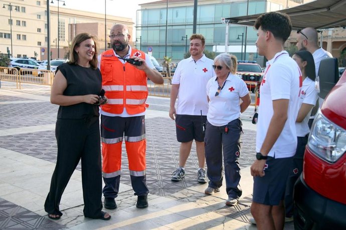 La alcaldesa de València, Mª José Catalá, visita el dispositivo del eclipse en la Malva-rosa