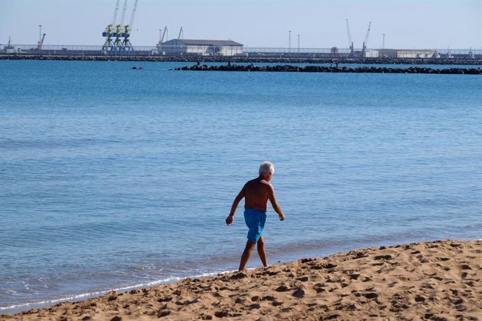 Archivo - Arquivo - Um homem caminha em uma praia de Melilha (Espanha), em 17 de janeiro de 2021. A cidade atingirá hoje temperaturas máximas de 17 graus centígrados e mínimas de 9 graus, enquanto uma onda de frio paralisou metade da Espanha após 