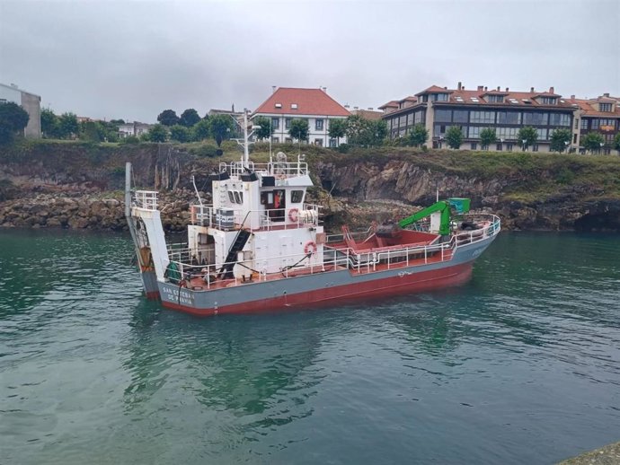 Archivo - Dragado de la dársena deportiva del puerto de Llanes.