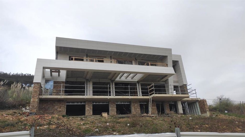 Archivo - Chalet en obras en la falda del Naranco.